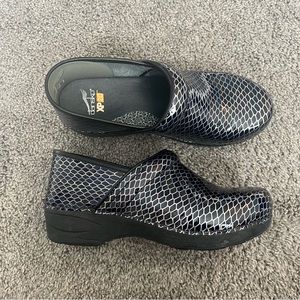 Dansko XP 2.0 Snake Skin Black Leather Clogs Size EU 40 ( Women’s US Sz 9.5-10)